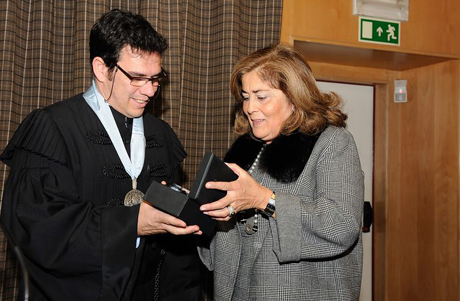 Momento de entrega do Prémio Carreira à D. Maria do Rosário Lameiras